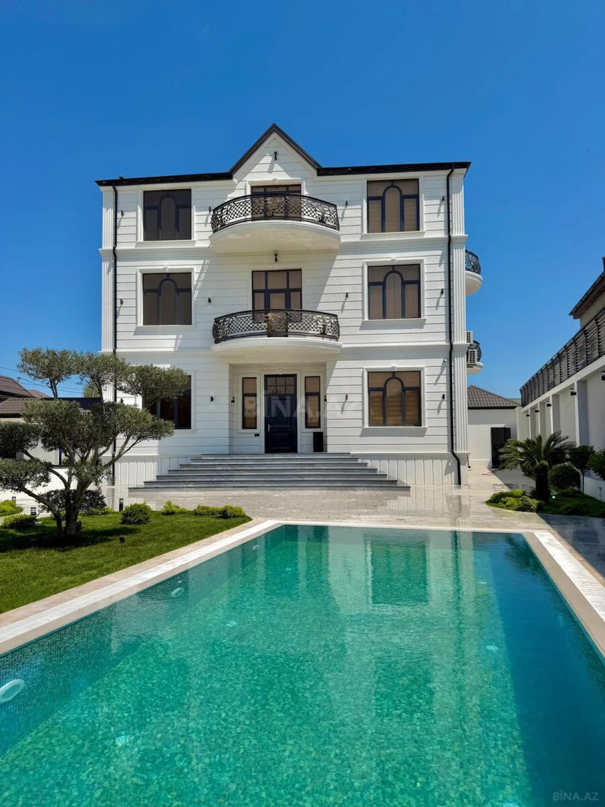 Satılır 8 otaqlı həyət evi 470 m²
