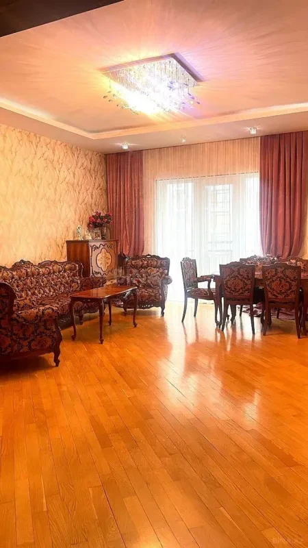Satılır 4 otaqlı mənzil 180.5 m²