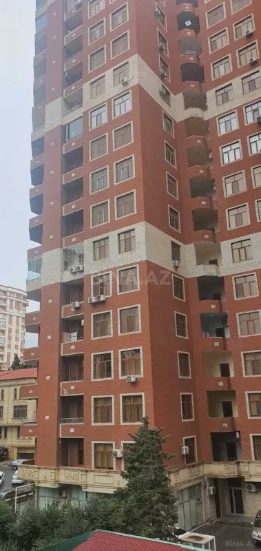 Satılır 4 otaqlı mənzil 182 m²