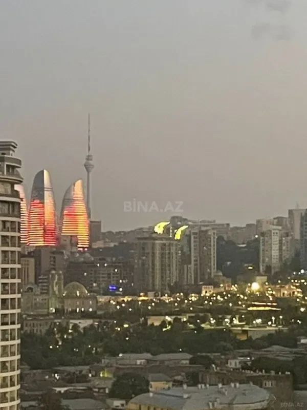 Satılır 3 otaqlı mənzil 135 m²