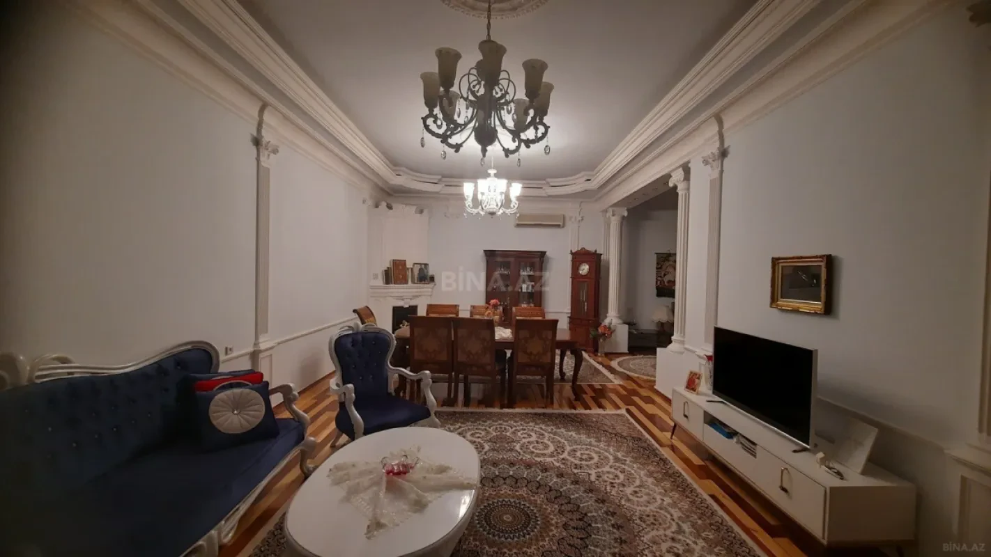 Satılır 5 otaqlı həyət evi 330 m²