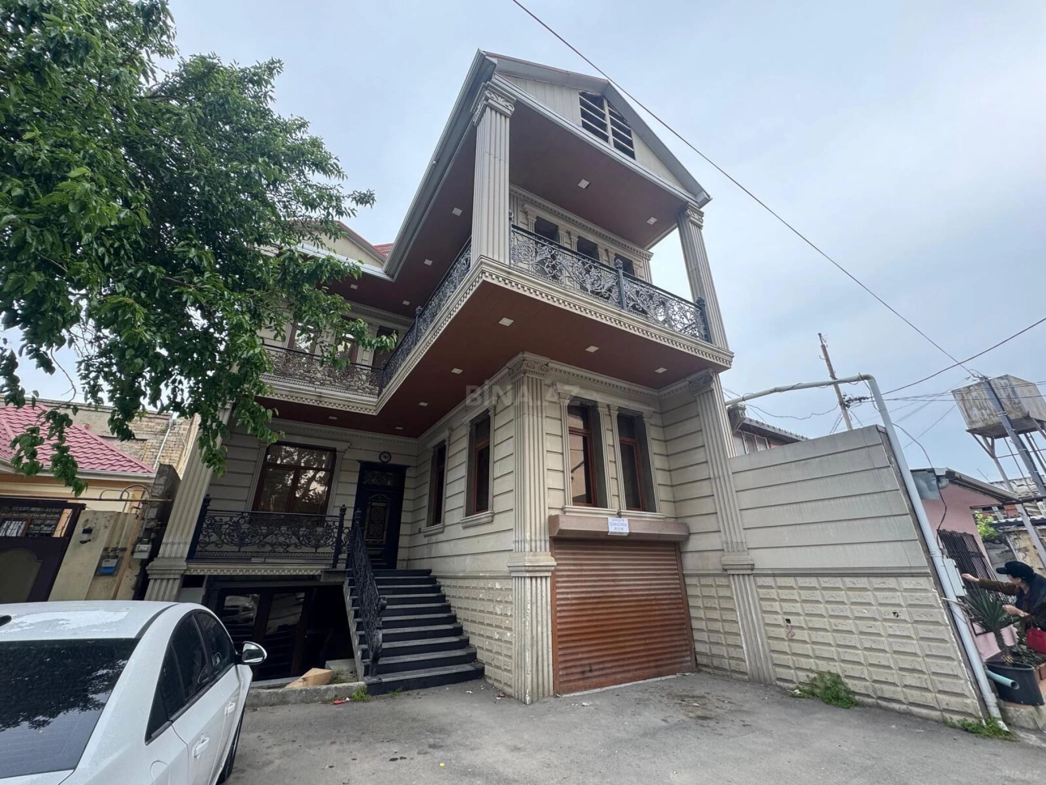 Kirayə verilir 8 otaqlı mənzil 240 m²