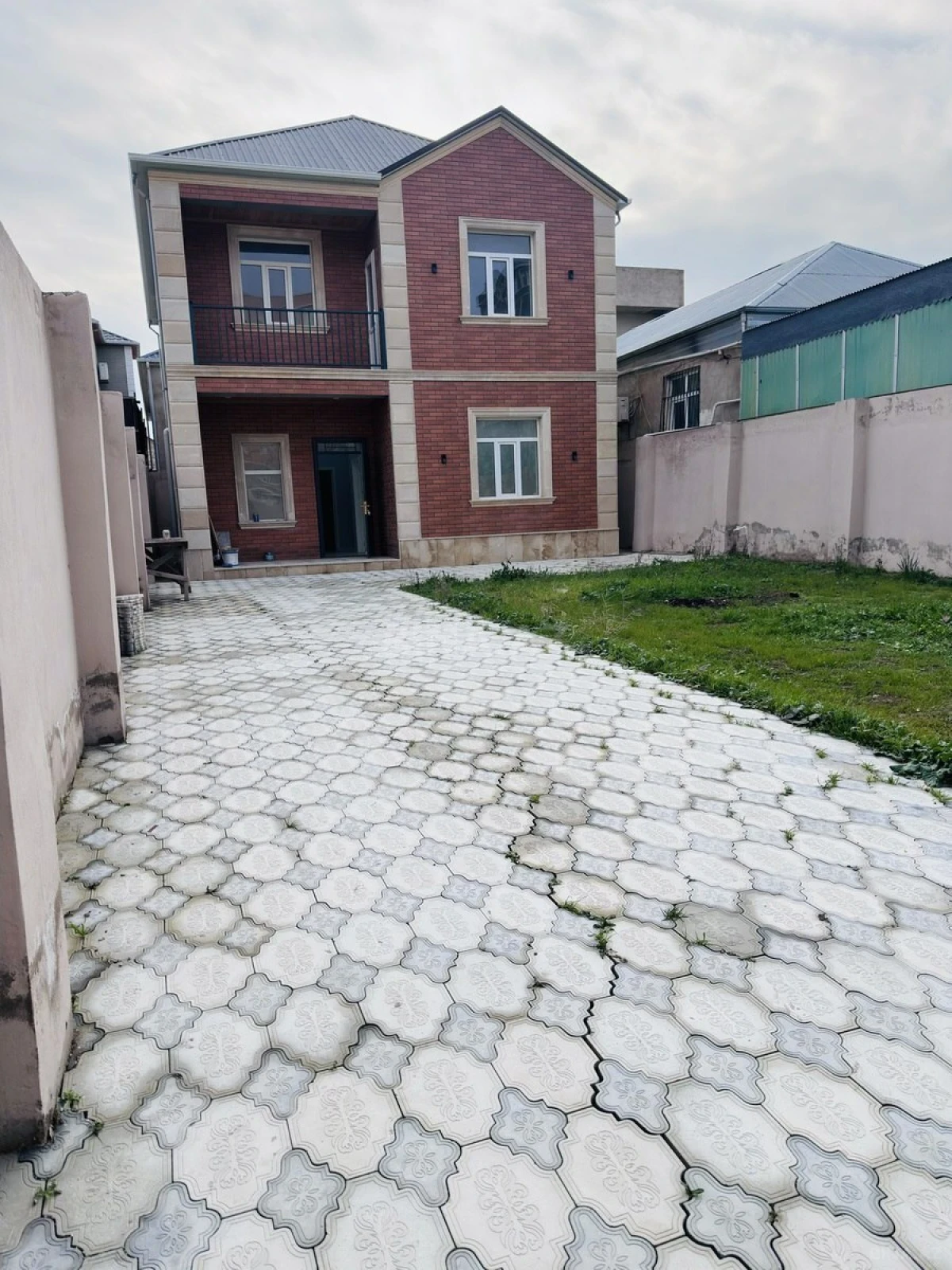 Satılır 5 otaqlı həyət evi 185 m²