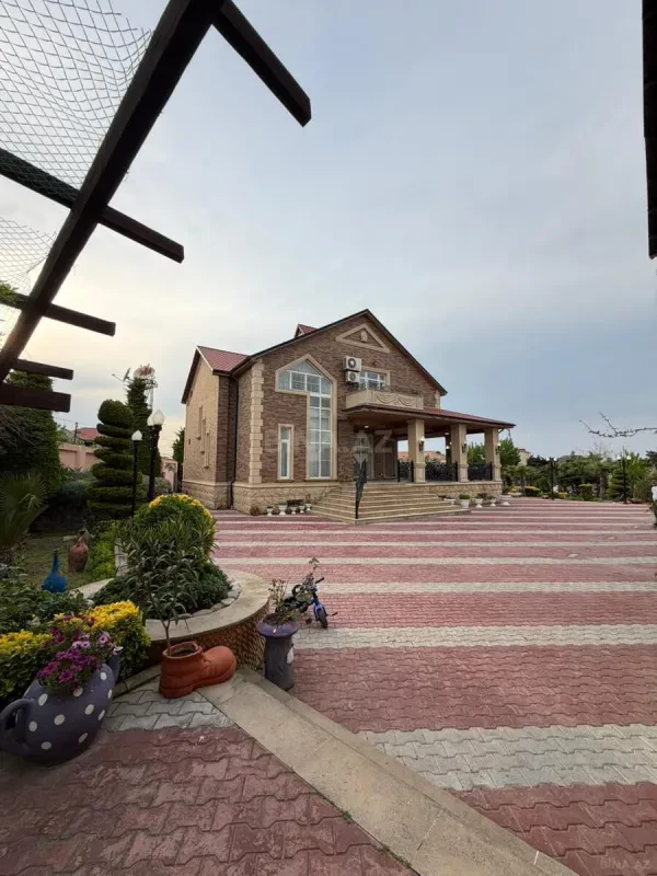 Satılır 5 otaqlı həyət evi 380 m²