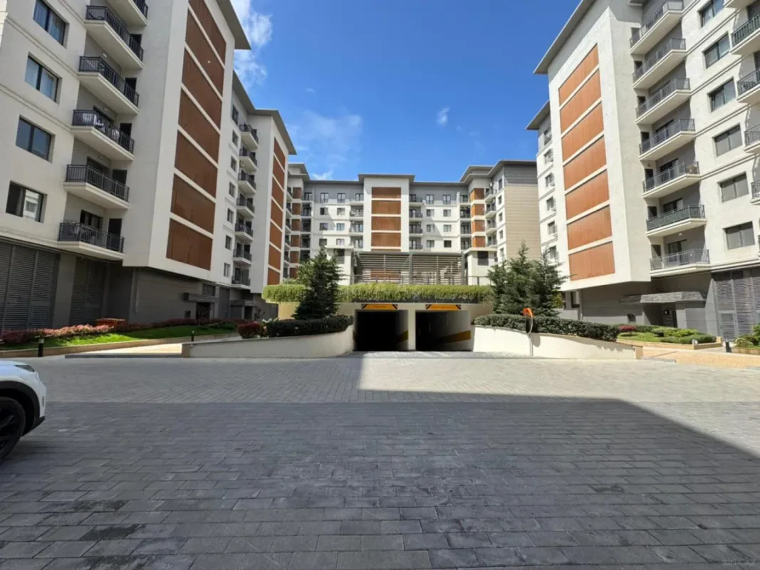 Satılır 4 otaqlı mənzil 245 m²