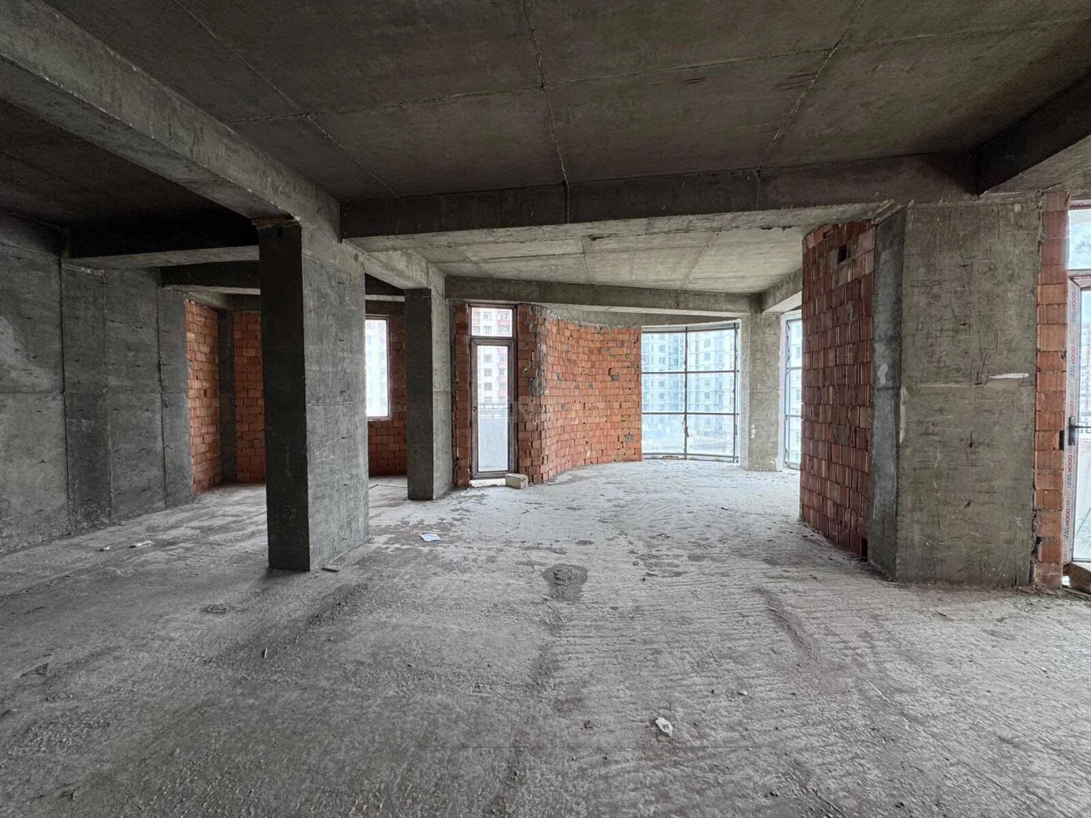 Satılır 3 otaqlı mənzil 168 m²