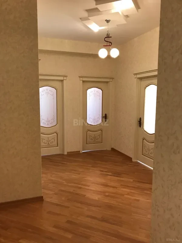 Satılır 4 otaqlı mənzil 131 m²