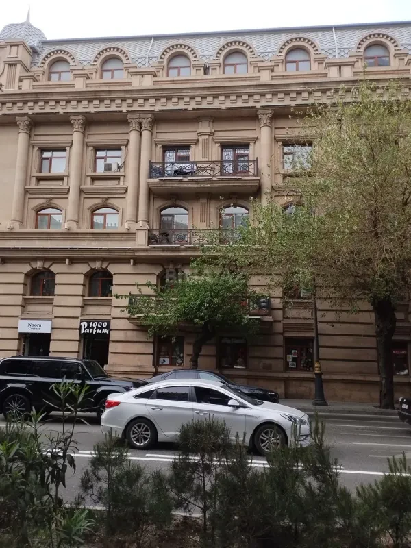 Satılır 4 otaqlı mənzil 125 m²