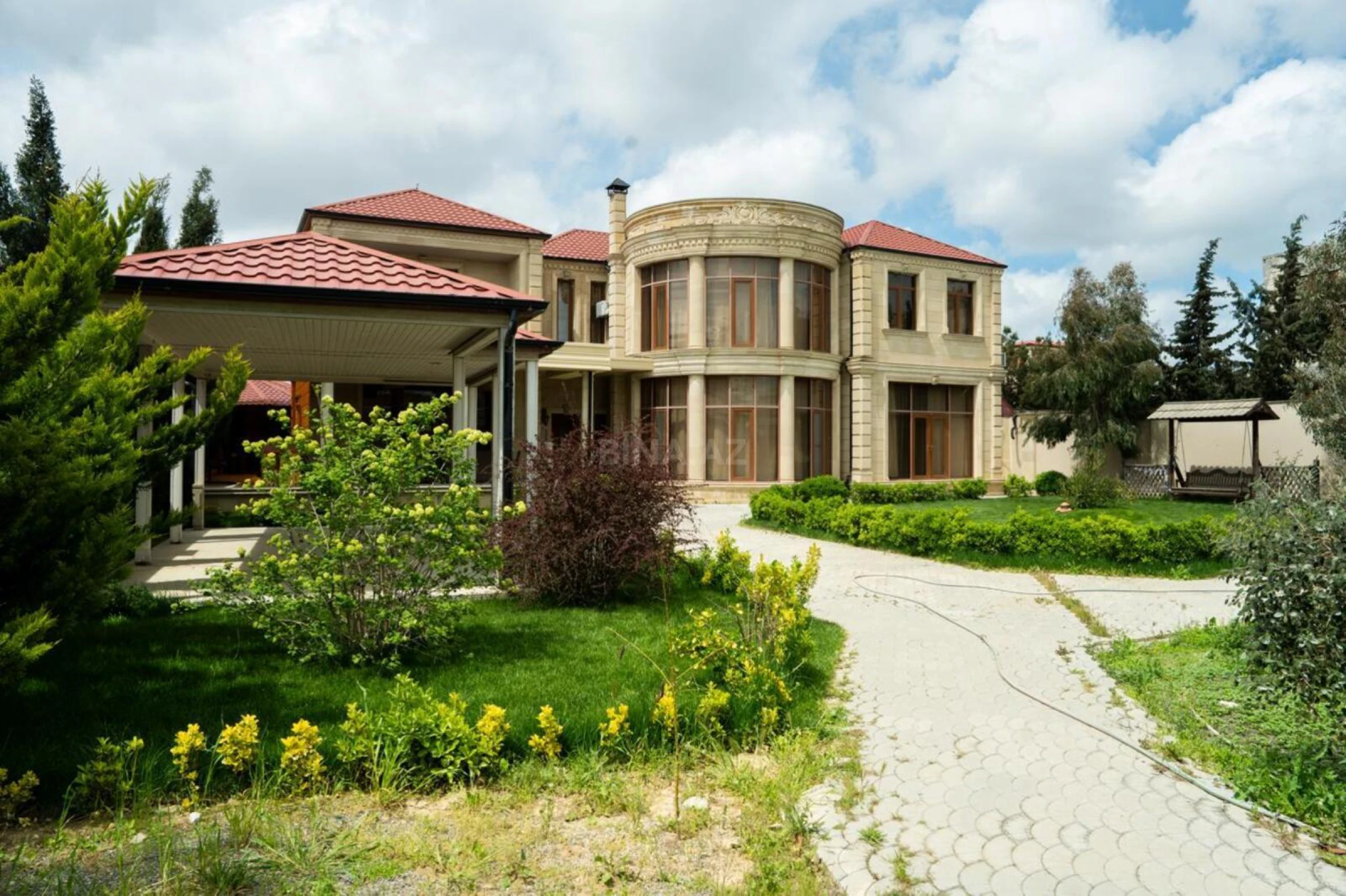 Kirayə verilir 8 otaqlı həyət evi 380 m²