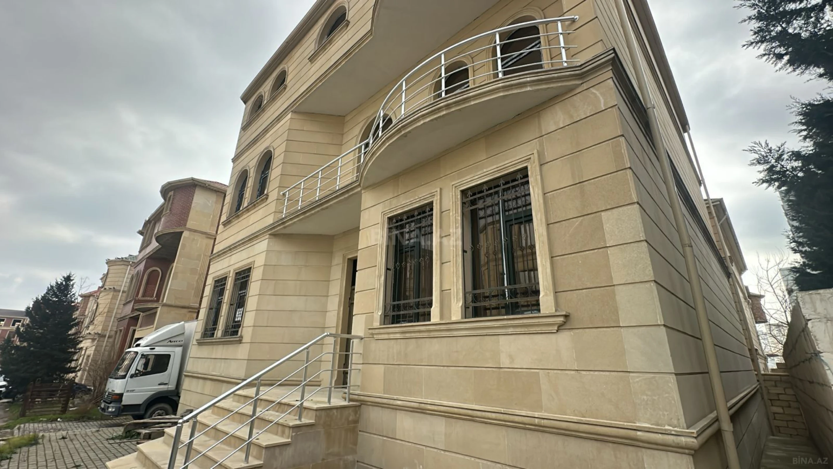 Kirayə verilir 10 otaqlı ofis 1000 m²
