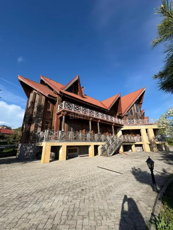 Satılır 12 otaqlı həyət evi 800 m²