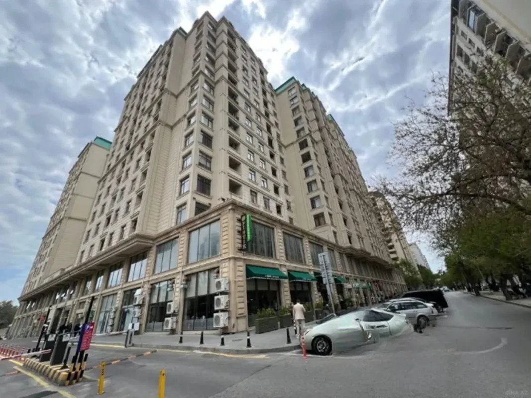 Satılır 4 otaqlı mənzil 215 m²