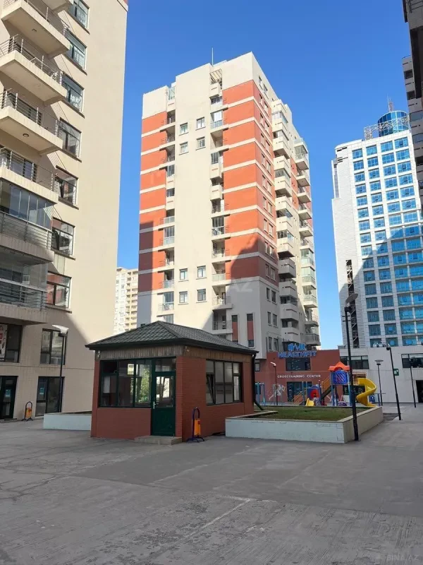Satılır 4 otaqlı mənzil 180 m²