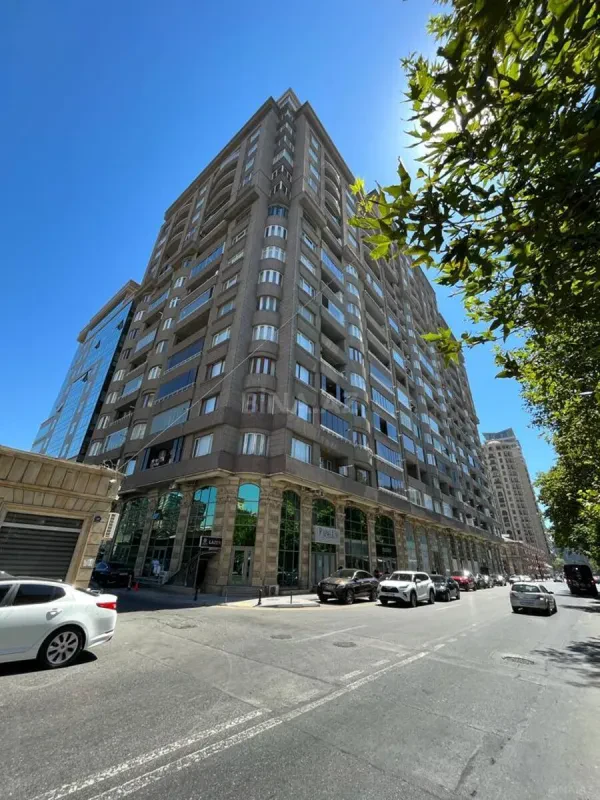 Satılır 4 otaqlı mənzil 180 m²