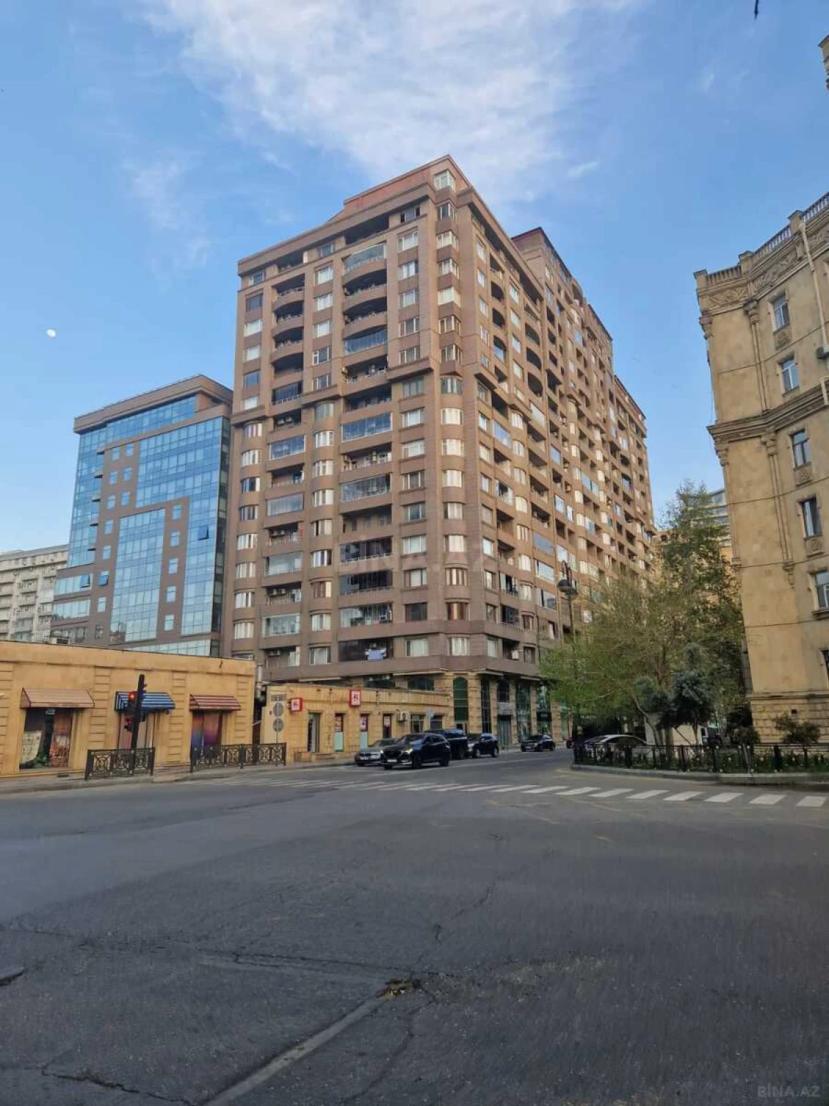 Satılır 5 otaqlı mənzil 280 m²