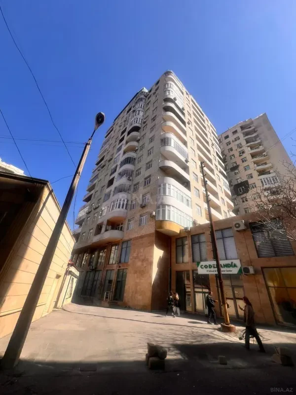 Satılır 4 otaqlı mənzil 175 m²