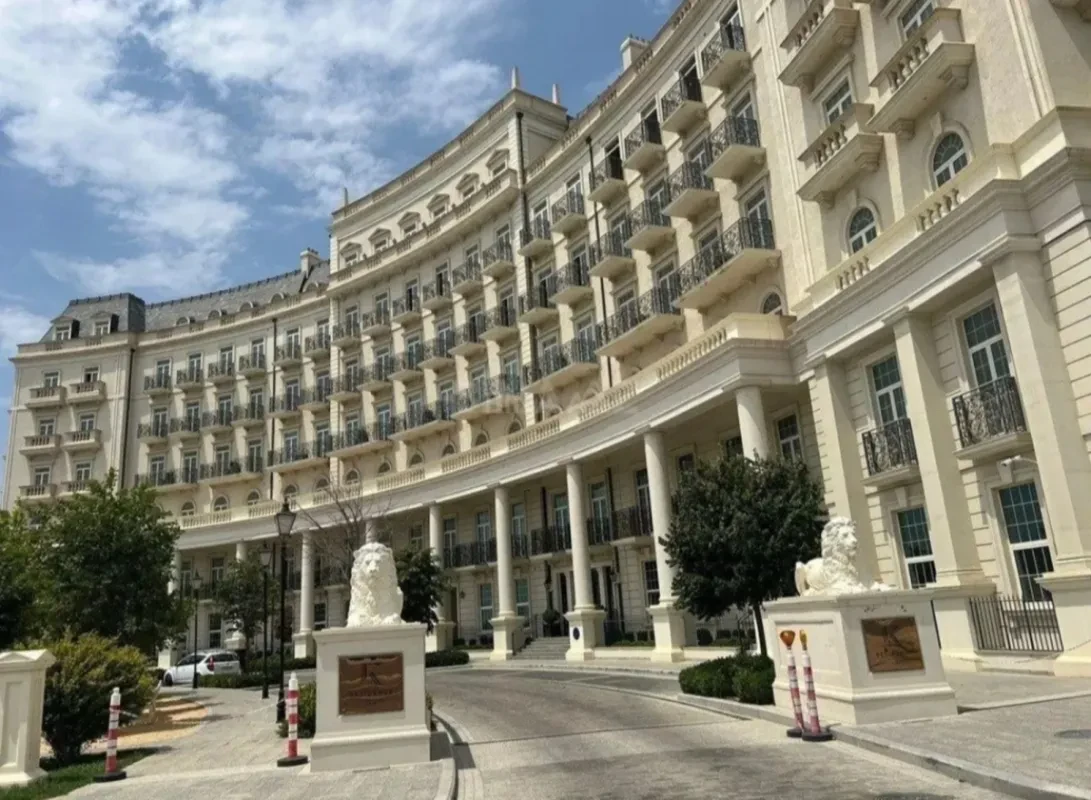 Satılır 4 otaqlı mənzil 140 m²
