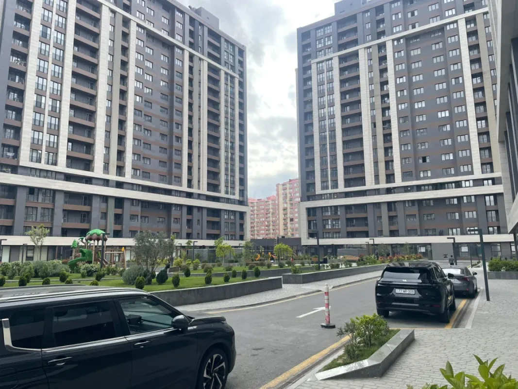 Satılır 4 otaqlı mənzil 200 m²