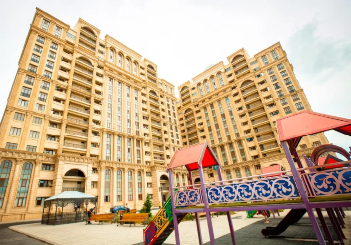 Satılır 5 otaqlı mənzil 210 m²