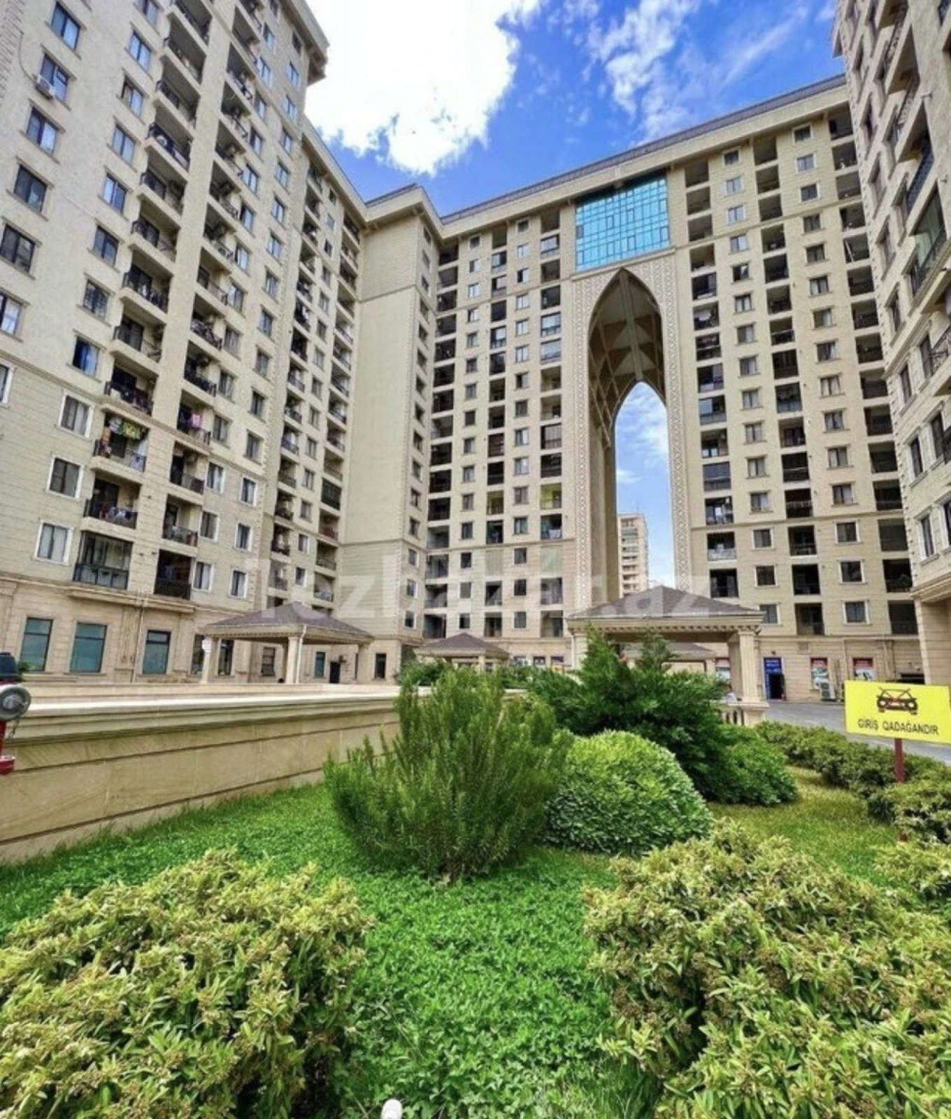 Satılır 5 otaqlı mənzil 323 m²