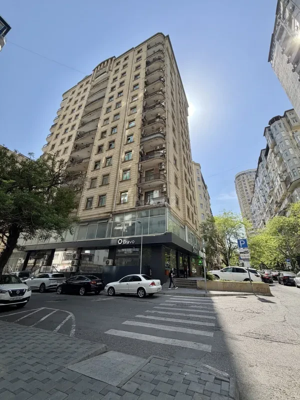 Satılır 3 otaqlı mənzil 132 m²