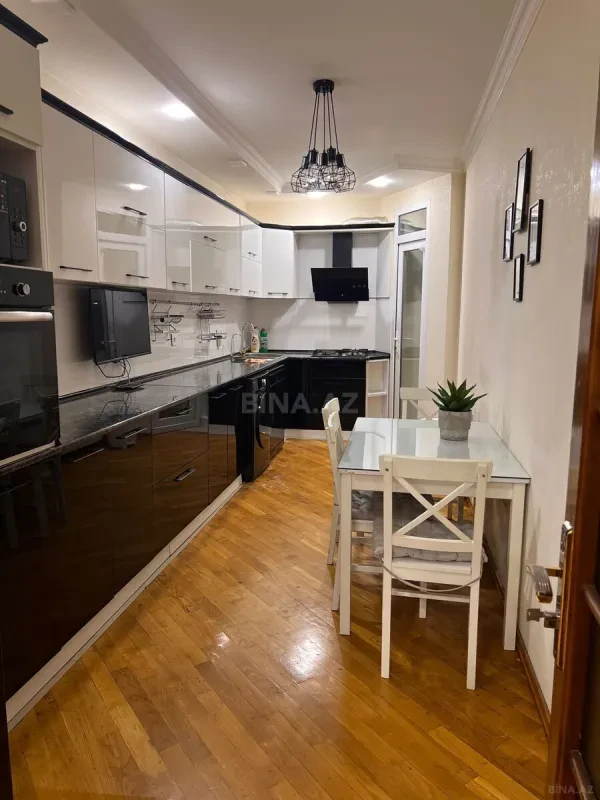 Satılır 3 otaqlı mənzil 135 m²