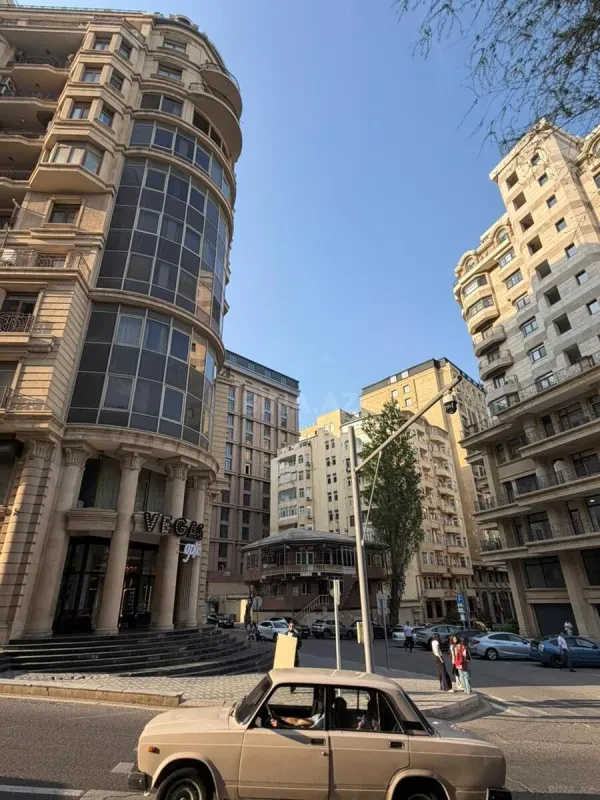 Satılır 4 otaqlı mənzil 141 m²