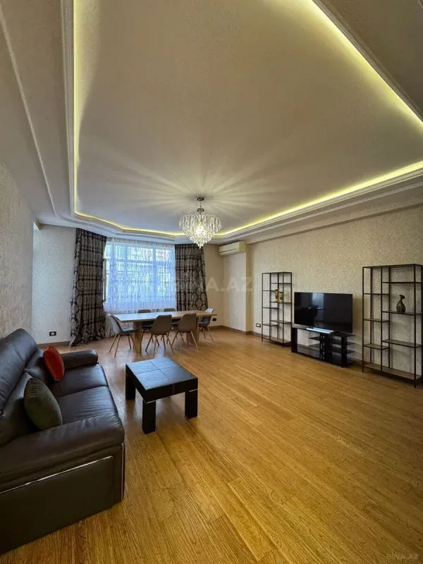 Satılır 4 otaqlı mənzil 185 m²