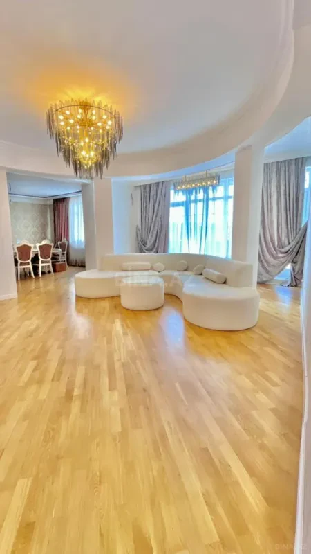 Satılır 4 otaqlı mənzil 210 m²