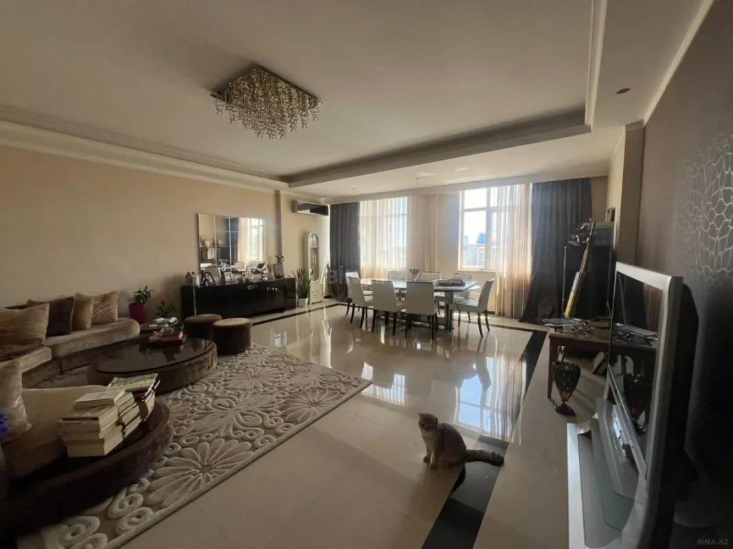 Satılır 3 otaqlı mənzil 180 m²