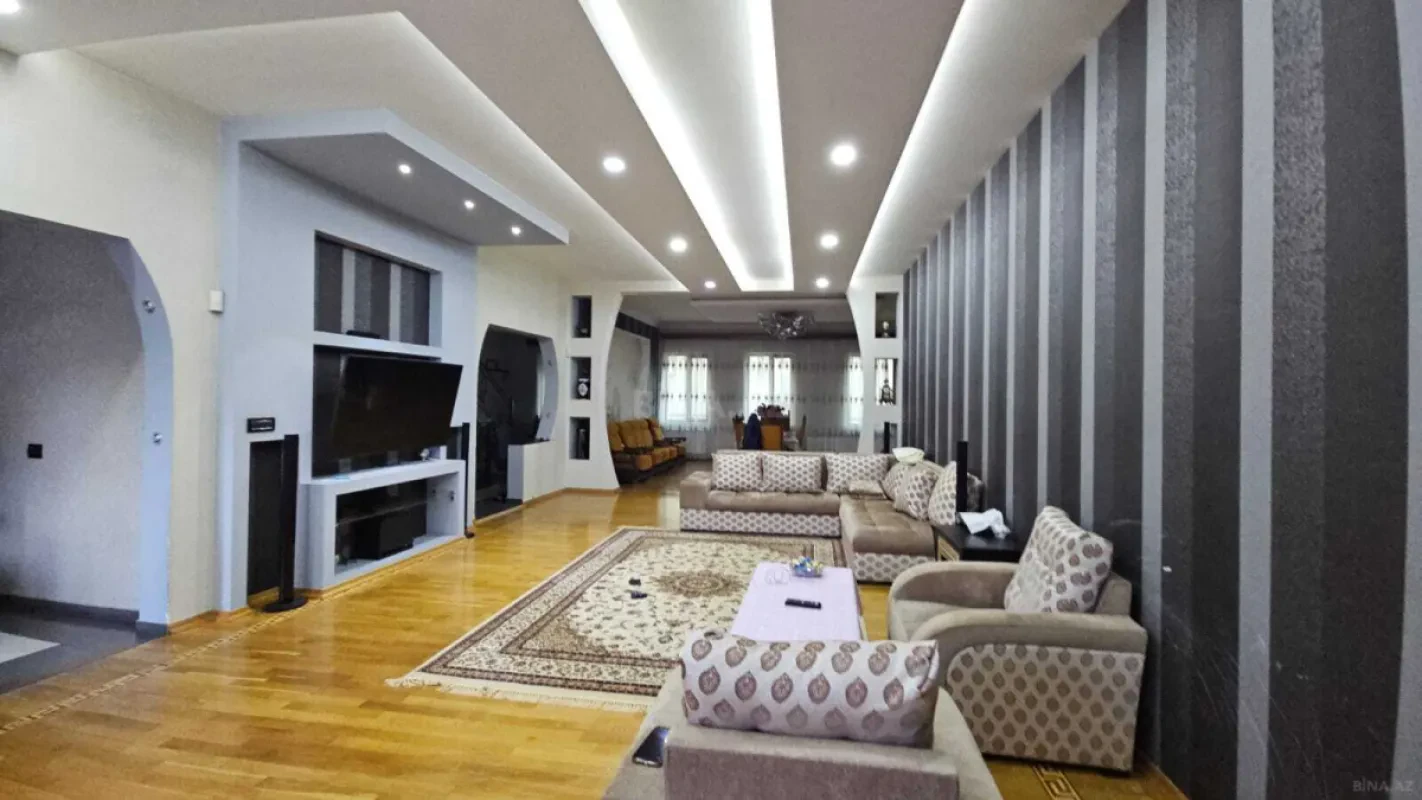 Satılır 10 otaqlı mənzil 500 m²