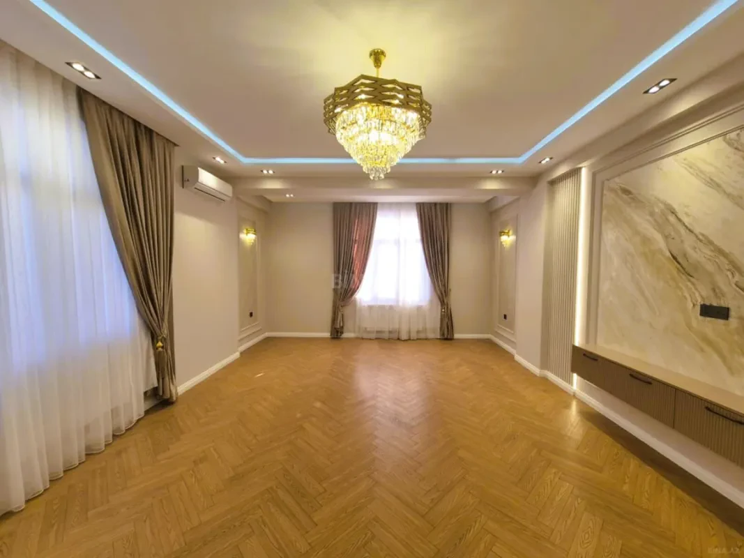 Satılır 3 otaqlı mənzil 131 m²
