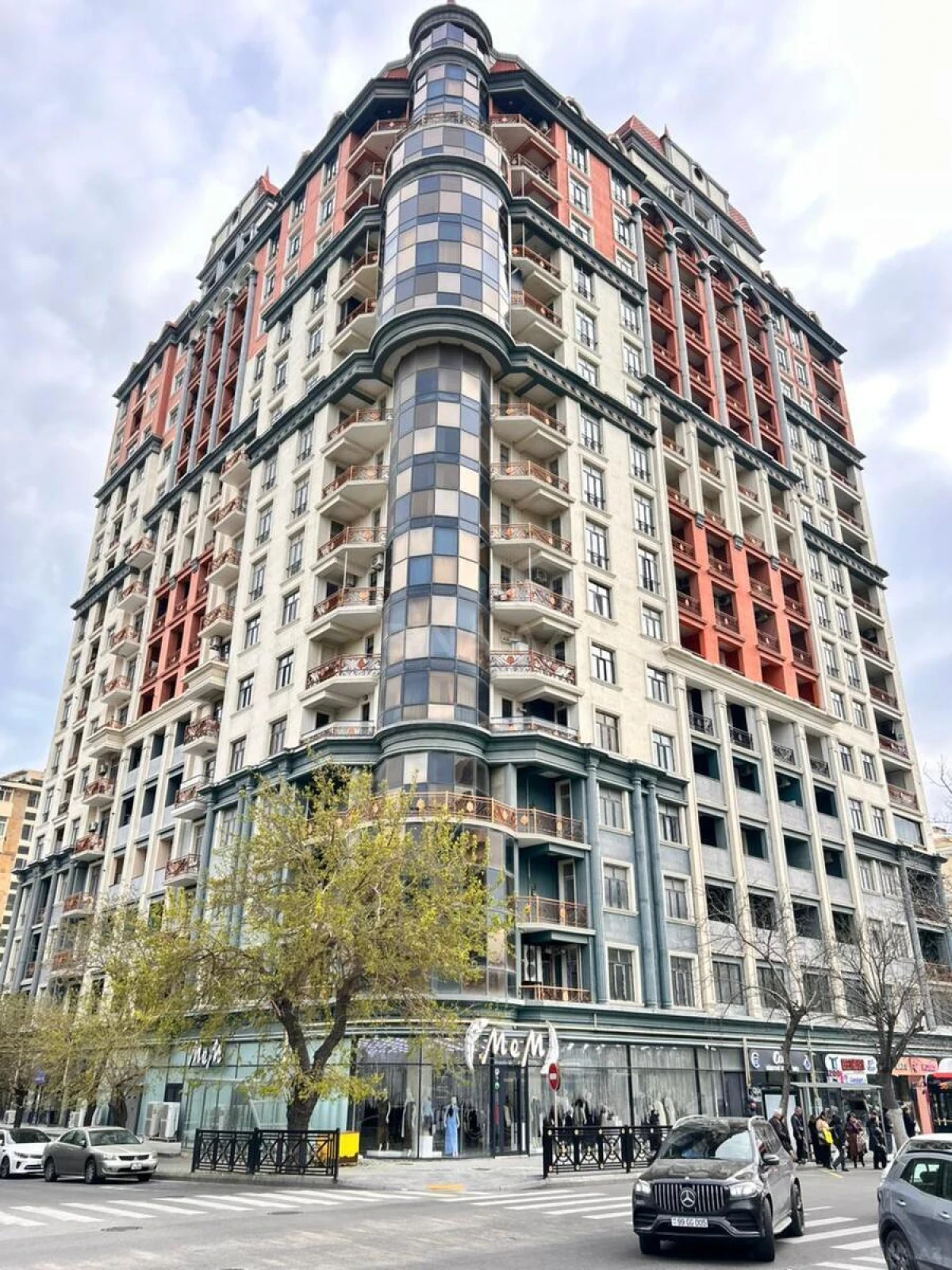 Satılır 4 otaqlı mənzil 285 m²