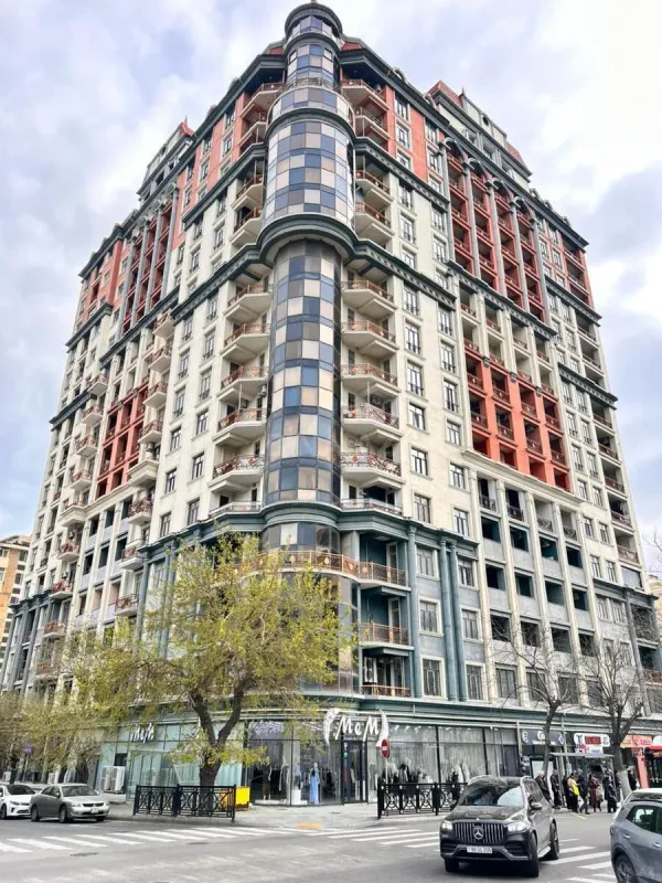 Satılır 4 otaqlı mənzil 285 m²