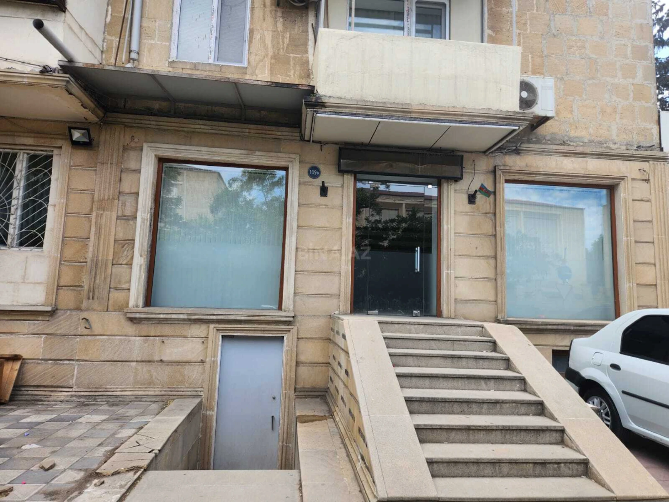 Kirayə verilir 1 otaqlı ofis 136 m²