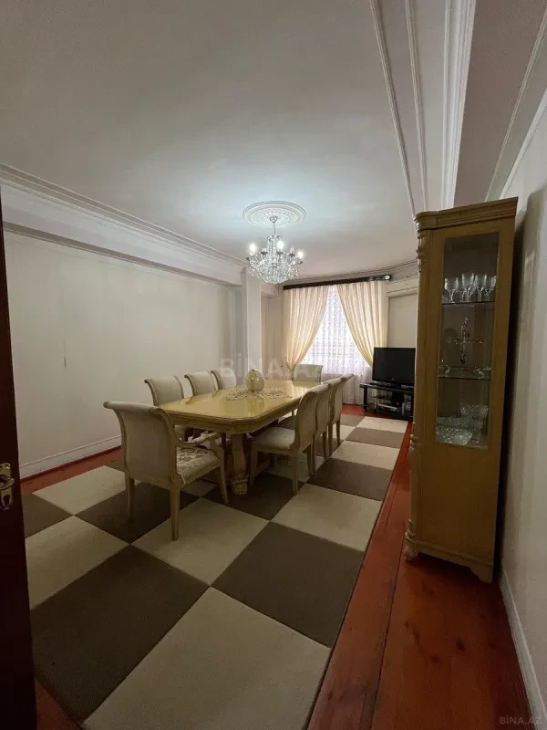 Satılır 4 otaqlı mənzil 132 m²