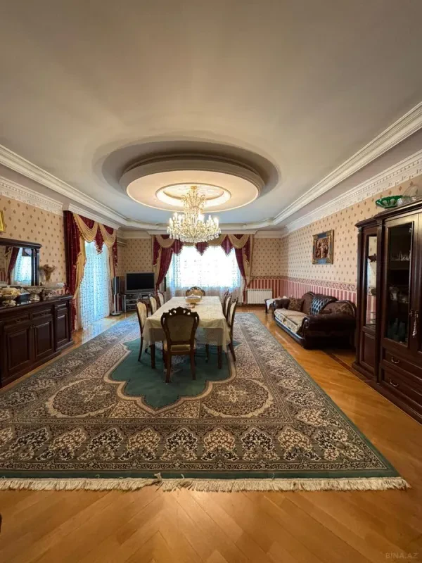 Satılır 4 otaqlı mənzil 236 m²