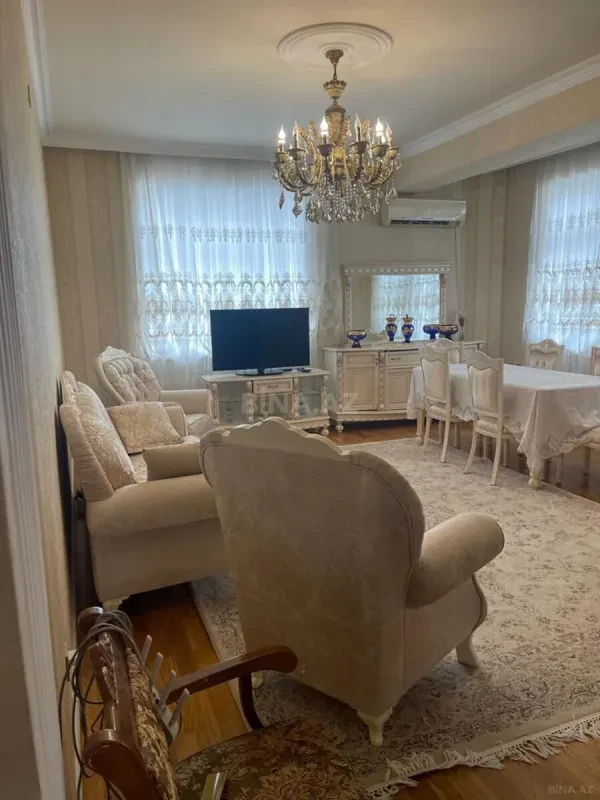 Satılır 4 otaqlı mənzil 180 m²
