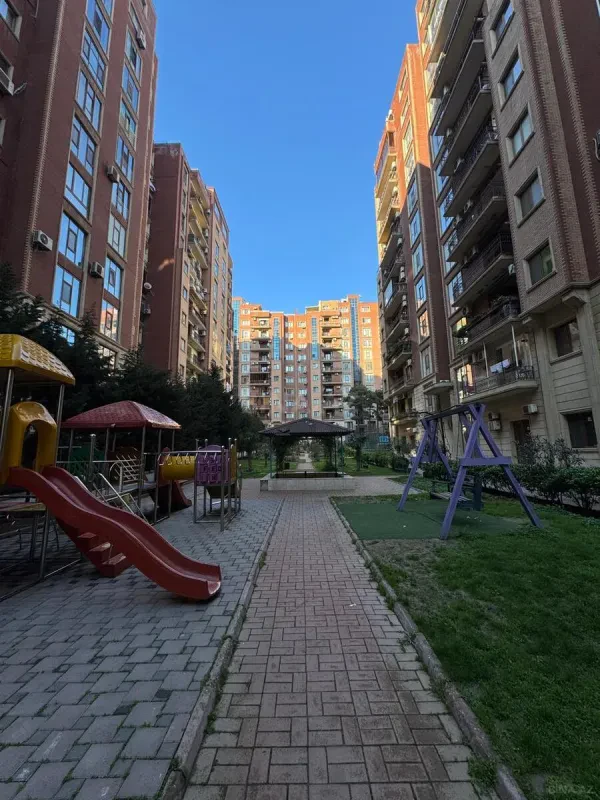 Satılır 4 otaqlı mənzil 190 m²