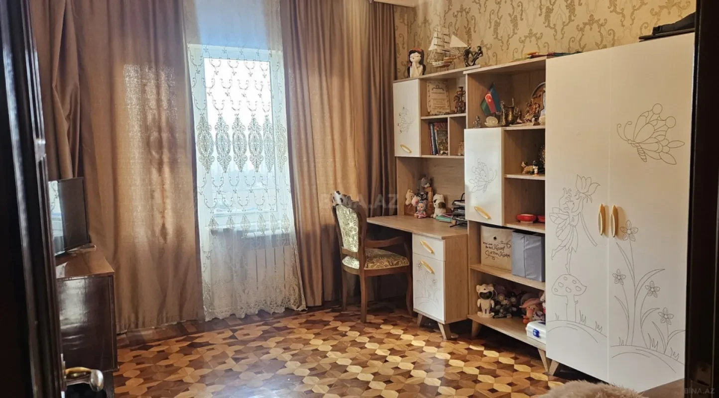 Satılır 4 otaqlı mənzil 120 m²