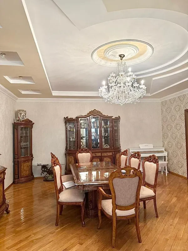 Satılır 5 otaqlı mənzil 175 m²