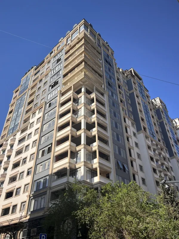 Satılır 3 otaqlı mənzil 138.4 m²