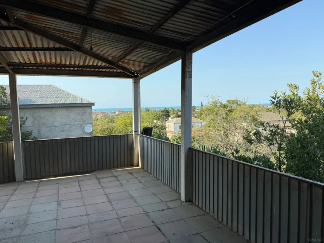 Satılır 8 otaqlı həyət evi 200 m²