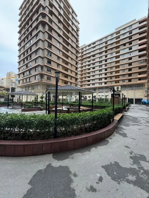 Satılır 4 otaqlı mənzil 254 m²