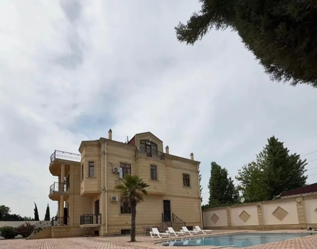 Kirayə verilir 7 otaqlı həyət evi 880 m²