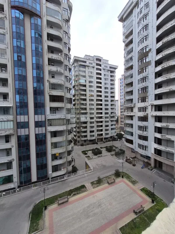 Satılır 3 otaqlı mənzil 165 m²