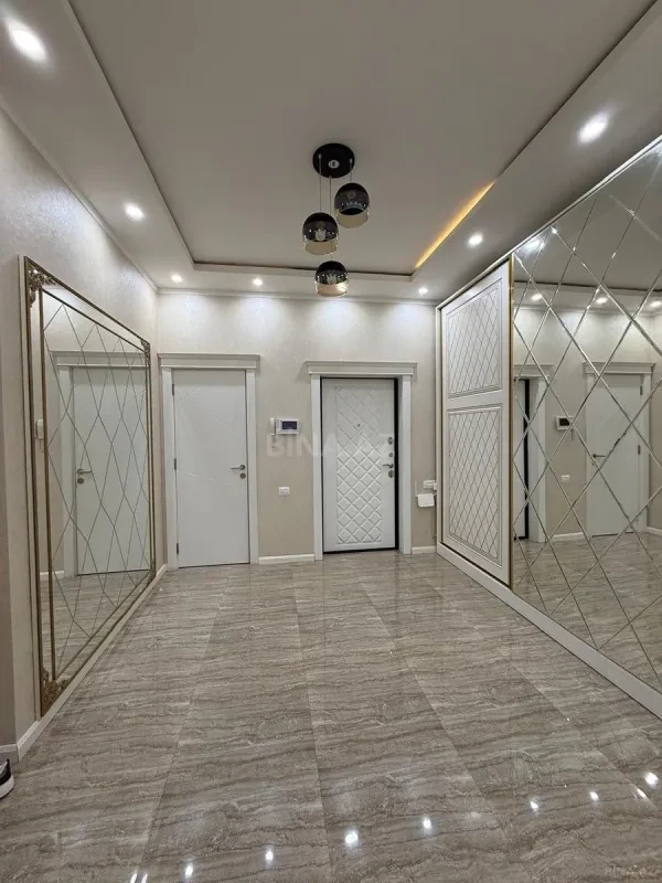 Satılır 3 otaqlı mənzil 135 m²