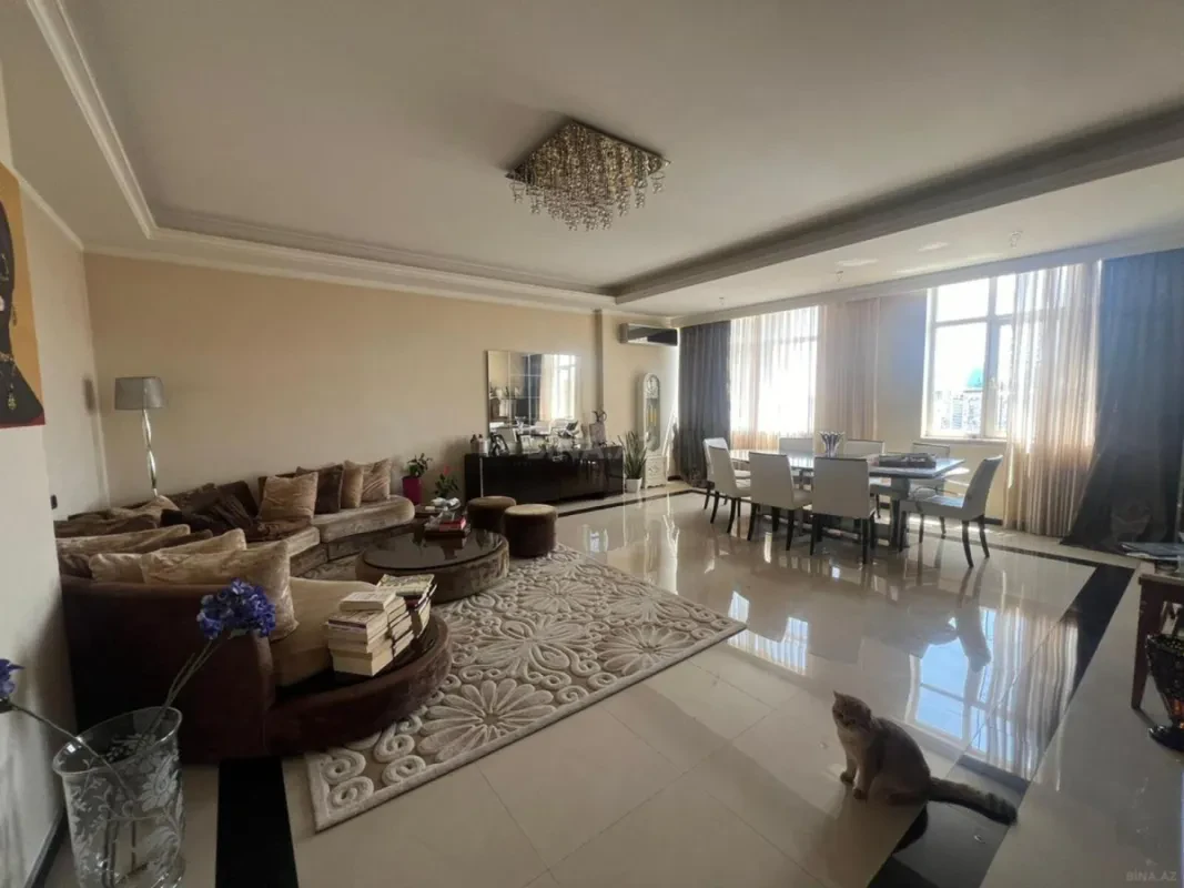 Satılır 4 otaqlı mənzil 178 m²