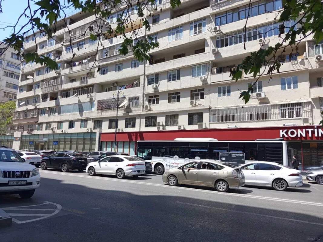 Satılır 4 otaqlı mənzil 120 m²