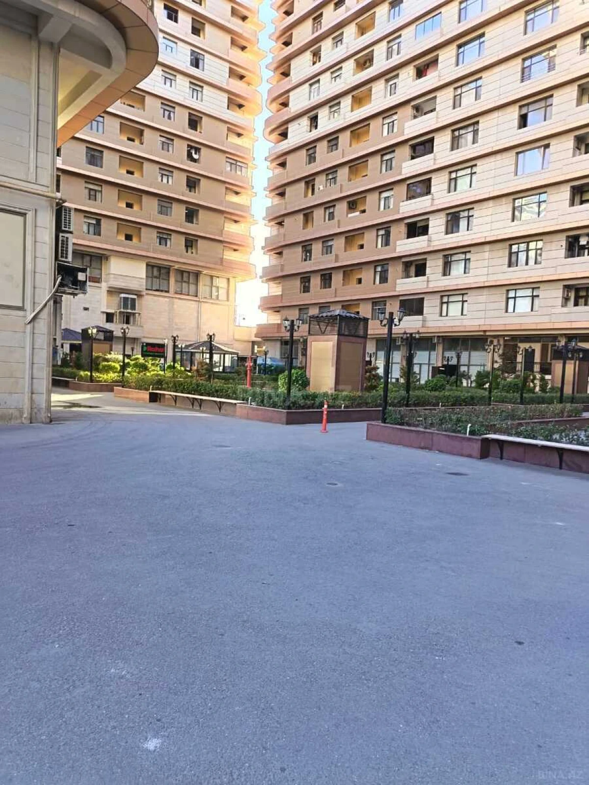 Satılır 4 otaqlı mənzil 256 m²